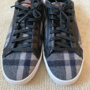 EUC Cole Haan low rise sneakers size 6.5 B